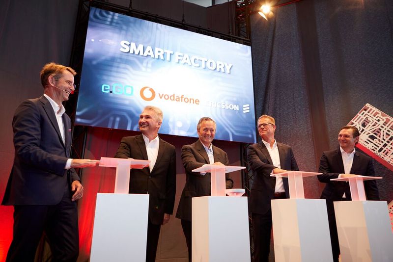 V.l.: Prof. Günther Schuh (CEO, e.GO Mobile AG), NRW-Wirtschafts- und Digitalminister Prof. Dr. Andreas Pinkwart, Hannes Ametsreiter (CEO, Vodafone Deutschland), Alexander Saul (Firmenkundenchef, Vodafone Deutschland) und Stefan Koetz (CEO, Ericsson GmbH). (Bild: Valéry Kloubert)