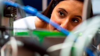 Um die Smart Factory zu sichern, reicht es nicht, nur in technische Lösungen zu investieren. Zudem müssen das Know-how von Führungspersonen oder die Organisationsstruktur als wichtige Faktoren angesehen werden. (Bild: gemeinfrei // Pexels)