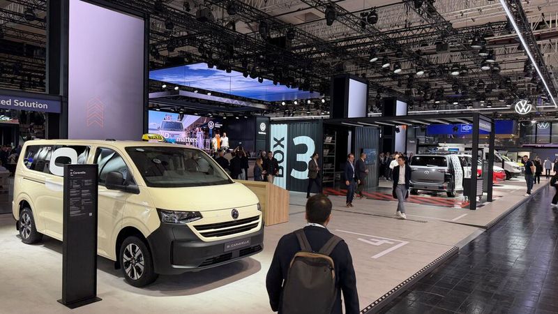 VW Nutzfahrzeuge präsentiert die elektrische Version des Transporters – die E-Caravelle. (Bild: Wehner – VCG)