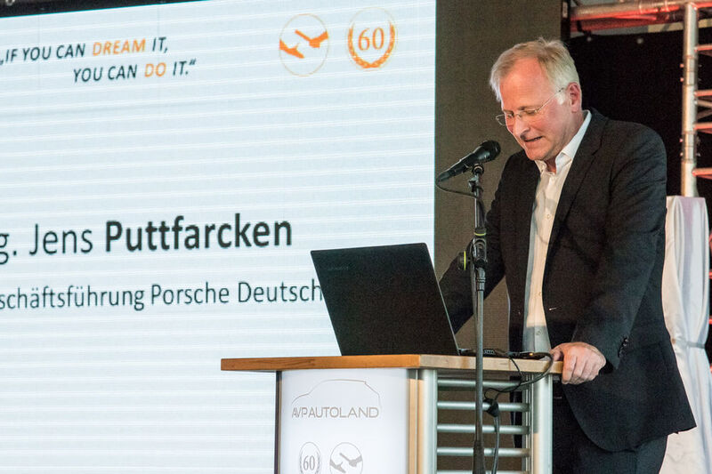 Zur Laudatio auf den Jubilar war Jens Puttfarcken, Geschäftsführer von Porsche Deutschland, angereist. Er dankte für die Jahre der Zusammenarbeit ebenso wie ... (AVP)