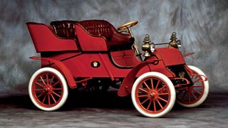 Das erste Cadillac-Modell war der Tonneau, rückwirkend auch Model A genannt. Er wurde im September 1902 eingeführt und besaß einen liegenden Einzylindermotor unter dem Fahrersitz der ein Zweigang-Planetengetriebe antrieb. (Bild: Cadillac)