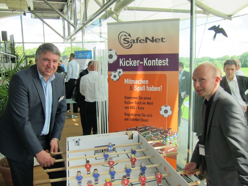 Armin Simon (l.) und Dr.-Ing. Christopher Meyer, SFNT, sind immer am Ball. (Bild: IT-BUSINESS)