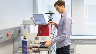 Umrüstung einer bestehenden Spritzgussmaschine auf Gleichstrombetrieb. (Bild: Fraunhofer IPA)