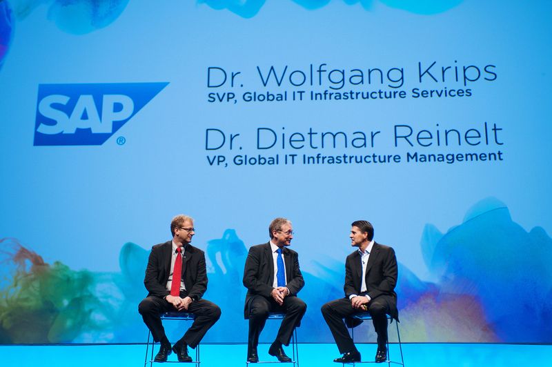 Carl Eschenbach (rechts), Co-President Customer Operations bei VMware, befragt die SAP-Infrastruktur-Verantwortlichen Dietmar Reinelt (links) und Wolfgang Krips zu ihrer Cloud-Strategie. (Archiv: Vogel Business Media)