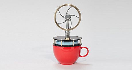 Böhm Stirling-Technik hat sein Produktangebot um den Kaffee-Stirlingmotor HB6 erweitert und bietet damit erstmals einen Stirlingmotor an, der sich bspw. schon mit der Abwärme einer menschlichen Hand, einer heißen Kaffeetasse oder mittels Kühlung durch Eiswürfel betreiben lässt. (Bild: Böhm Stirling-Technik)