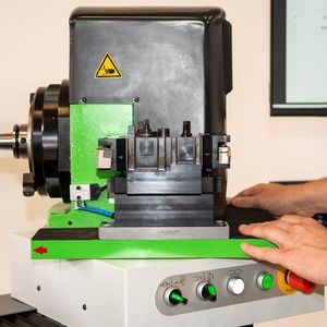 Blick auf den Schwenktisch des Kenova set line H343, der auch für Sonderaufnahmen geeignet ist. Seine Wiederholgenauigkeit liegt bei rund einem Mikrometer.(Bild:  Kelch)