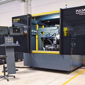 Die RDX 800 ist eine Weiterentwicklung von Pulsar Photonics, die mit mehreren Prozessköpfen mehrstufige Fertigungsschritte in derselben Anlage ermöglicht. Sie lässt sich modular an unterschiedliche Einsatzszenarien anpassen.(Bild:  Pulsar Photonics)