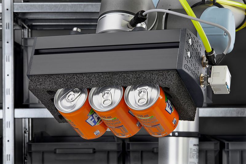 Gimatics Flächengreifer FGS-120 können mit Saugnäpfen aus EPDM-Kaustschuk oder Polyurethan zupacken. Das klappt dann, wie hier, bei Dosen ... (Bild: Gimatic)