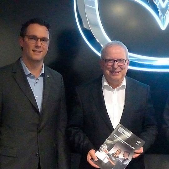 Bernhard Kaplan, Geschäftsführer Mazda Deutschland (li.) und Bernhard Becklönne, Direktor Vertrieb Car-Garantie, wollen für Kunden eine langfristige Kostensicherheit erzeugen.(Bild:  Car-Garantie)