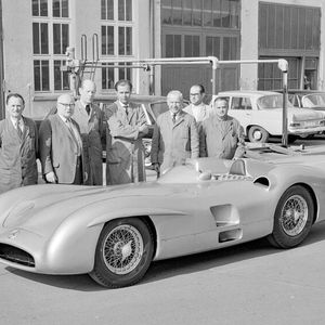 Moss übernahm in der neunten Runde die Führung von Fangio, kam jedoch aufgrund mechanischer Probleme nur auf Platz 7 ins Ziel. Trotzdem fuhr der Engländer auf der Fahrgestellnummer 00009/54 die schnellste Runde des Rennens mit einer Zeit von 2:46,900 Minuten und einer Durchschnittsgeschwindigkeit von 215,7 km/h.(Bild:  Mercedes-Benz)