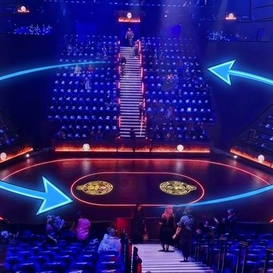 Für „The Hunger Games: On Stage“ tragen und bewegen Antriebssysteme Tribünenblöcke mit einer dynamischen Last von bis zu 26 Tonnen – Platz für bis zu 112 Zuschauer pro Block. (Bild: Troubadour Canary Wharf Theatre)