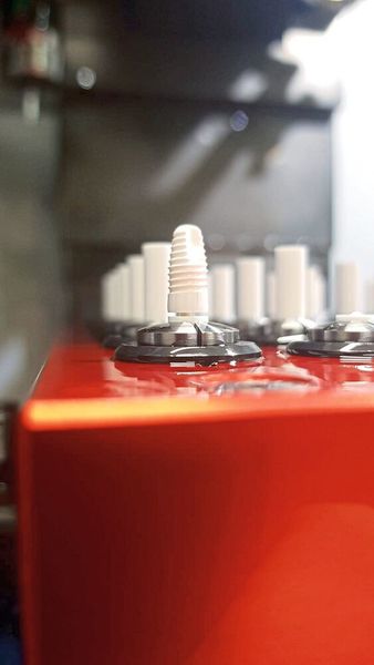 Möglichst viele Spindeln auf wenig Fläche, die Implantate werden auf kompakten CNC-Maschinen produziert.  (Dentalpoint)