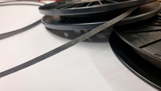 An den DITF forscht man jetzt daran, wie man Glas- und Carbonfasern wirtschaftlich recyceln kann – hier ein Beispiel für das Carbonfaserrecycling. Aber auch die Berge von sich ansammelnden Alttextilien will man mit Millionenunterstützung durch Recycling abbauen helfen.(Bild:  DITF)