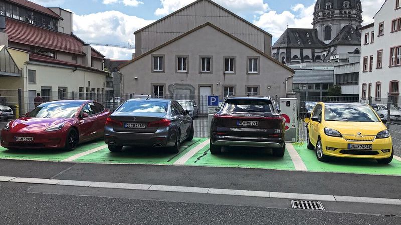 Illustre Gesellschaft an der Ladestation: Tesla, BMW, Audi und Skoda. Tatsächlich werden die Parkplätze an den Ladestationen in den Städten knapp. (Bild: Grimm/»kfz-betrieb«)