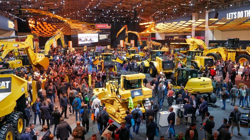 Der erste Messetag der Bauma war gut besucht. Besonders beliebt bei den Besuchern: die Halle von Zeppelin und Cat.
