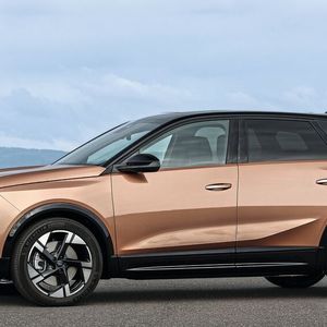 Der neue ist 17 Zentimeter länger als der alte Grandland.(Bild:  Opel)