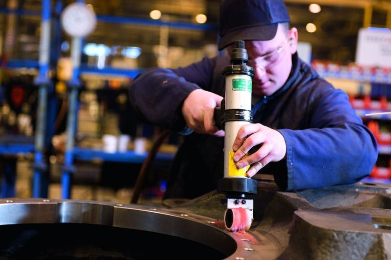 Die Flansche am Hinterachs-Differential des Schwerlastwagens werden mit Loctite 518 gedichtet. Bild: Henkel (Archiv: Vogel Business Media)