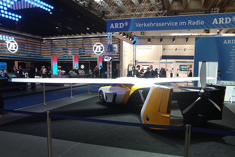 Alternativ kann man das gut sechs Meter lange Aeromobil auch als Auto nutzen. (SP-X/Mario Hommen)