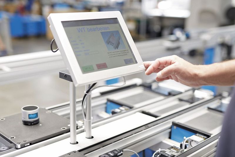 Übersichtlich gestaltete Bildschirme lassen sich flexibel in die Anlage einbinden. (Stein Automation GmbH & Co. KG)