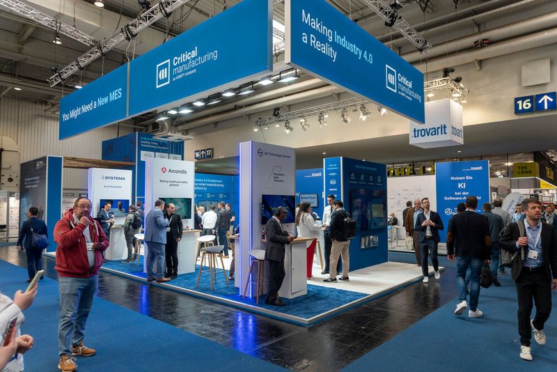 Das Critical Manufacturing MES unterstützt Fertigungsunternehmen bei der Digitalisierung ihrer Fertigungsabläufe. Am Stand betonte man, dass es sich bei einem MES weniger um ein Softwareprodukt als vielmehr ein Konzept handele. Moderne MES-Software digitalisiere und automatisiere zentrale Funktionen wie Planung, Arbeitsanweisungen, Rückverfolgbarkeit, WIP-Tracking und Qualitätsmanagement. (Bild: Vogel Communications Group)