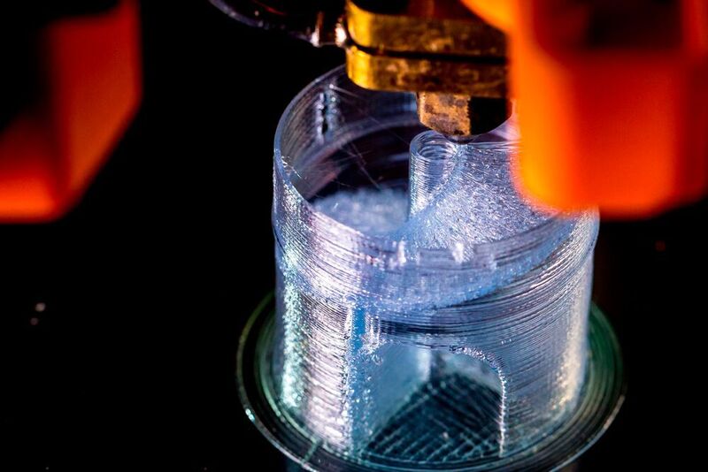 Moderne „Spinnerei“: Als FFF-Verfahren werden laut Barlog alle die Verfahren bezeichnet, bei denen ein thermoplastischer Kunststofffaden aufgeschmolzen und durch eine feine Düse extrudiert wird. Wenn man so will, wird das Bauteil quasi gesponnen. (Barlog)