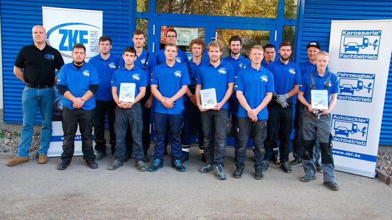 Die Teilnehmer des praktischen Leistungswettbewerbs vor der Landesschule des Kfz-Hanwerks in Frankfurt. (Bild: Wenz -»F+K«)