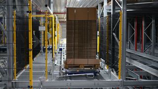 Im neuen Hochregallager können Paletten je nach größe zehnfach tief eingelagert werden. (Frank H. Kiefer)