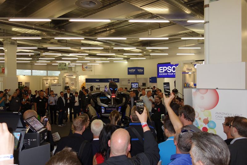 So ein Roboter hat doch immer wieder magische Anziehungskraft. (Bild: IT-BUSINESS)