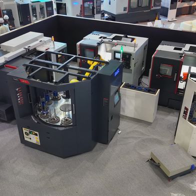 Intelligente Fertigung in Aktion: Auf der AMB präsentiert SMEC, wie modulare Robotersysteme der LAM-Serie und vernetzte CNC-Maschinen den Weg zur automatisierten Produktion ebnen. (Bild: SMEC)
