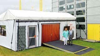 Margret und Günter Blase stehen vor dem Nachbau ihrer Garage, in der sie 1964 das Unternehmen gründeten.  (Igus)