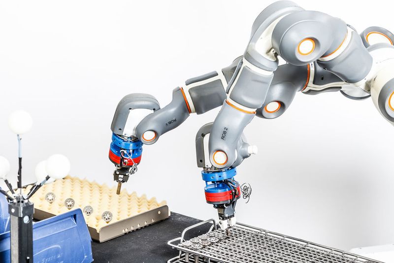 Der rob@work 3 verbindet eine omnidirektionale mobile Plattform und ein modulares Manipulatorsystem zu einem vollständig integrierten Roboter, der durch die verfügbaren offenen Schnittstellen und Basisfunktionalitäten effektiv und flexibel in der Produktion eingesetzt werden kann. Hier im Bild eine Variante mit dem kollaborativen Zweiarm-Roboter Yumi von ABB. (Fraunhofer-IPA)