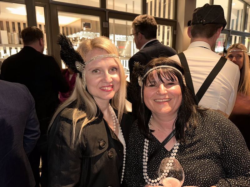 Joanna Caudal (Lyreco) und Manuela Aregger (r., Bechtle) haben eine prächtige Kopf-Deko. (Bild: Vogel IT-Medien GmbH)