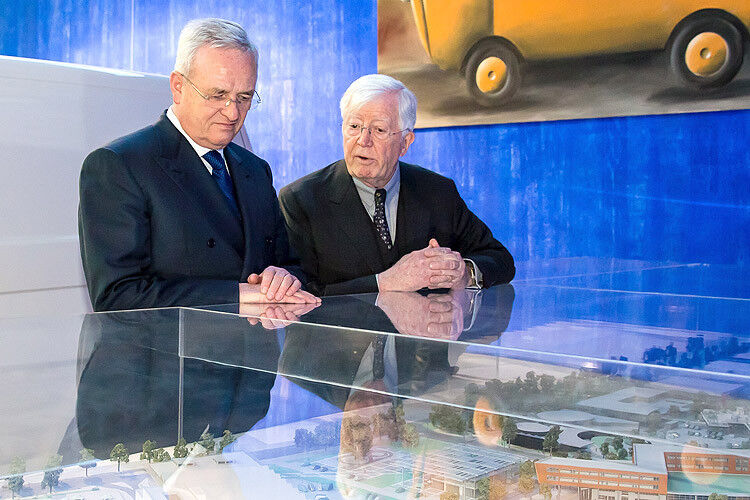 Martin Winterkorn, Vorstandsvorsitzender der Volkswagen AG, betrachtet gemeinsam mit Robert Rademacher ein Modell der Automeile Höherweg im Frühjahr 2014. (Foto: Rademacher)