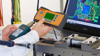 Die mobile Empfangseinheit des Allmatic Clamp Assist erlaubt die sichere Fernsteuerung der Schubkraft von Schraubstöcken in einem Umkreis bis zu 20 Metern. (Tecnotron)