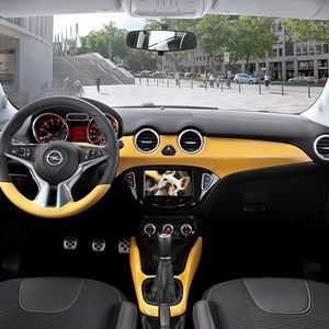 Die Innenraumoberflächen im Opel Adam kommen von Benecke-Kaliko und sind durch den Einsatz von elastischen Polymeren unempfindlich gegenüber Kratzern.