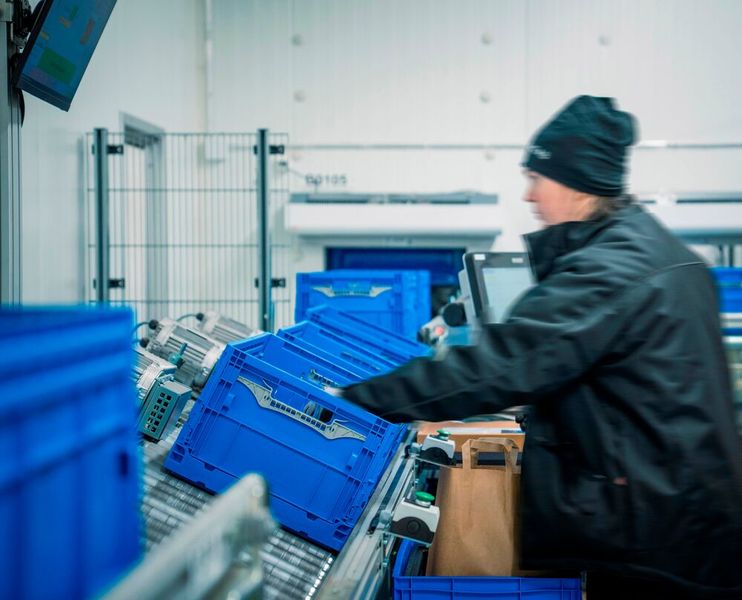 E-Commerce-Aufträge mit Tiefkühlprodukten werden in einem auf 2 Grad Celsius temperierten Raum kommissioniert. (Bild: Witron)