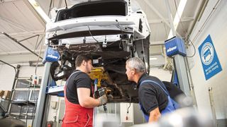 Trotz der Coronakrise auszubilden, ist für viele Betriebe eine große Belastung. Hilfe bietet die Bundesregierung mit ihren Prämien und nun auch Zuschüssen für Prüfungslehrgänge.  (gemeinfrei)