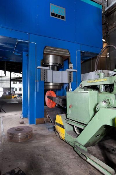 Schmiedepresse Typ CPH-S 3150 im Einsatz. Bilder: Presstec (Archiv: Vogel Business Media)