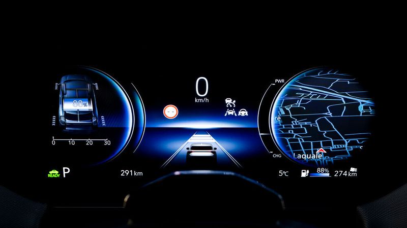 Das hochauflösende Fahrerinformationsdisplay über dem Lenkrad ist 10,25 Zoll groß.  (Bild: Jayson Fong)