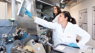 Empa-Forscherinnen Chiara Menegus (hinten) und Claudia Cancellieri wollen untersuchen, wie Wasserstoff mit den dünnen Oxidschichten auf hochfesten Stählen interagiert. (Bild: Empa)