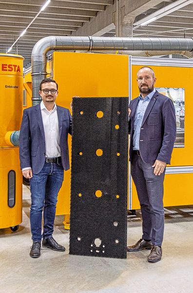 V. l.: Christian Ott, Leiter Beschaffung und Logistik, und Michael Müller, Geschäftsführer Technik und Einkauf bei Mink, mit einer Plattenbürste, die in der Industrie häufig als Blechauflage in Bearbeitungsprozessen verwendet wird. (Bild: Esta)