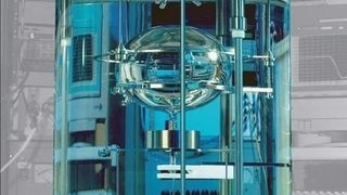 Mit der magnetische Flotationsapparatur kann die Dicht von Reinstwasser im geschlossenen System gemessen werden.  (Bild: PTB)