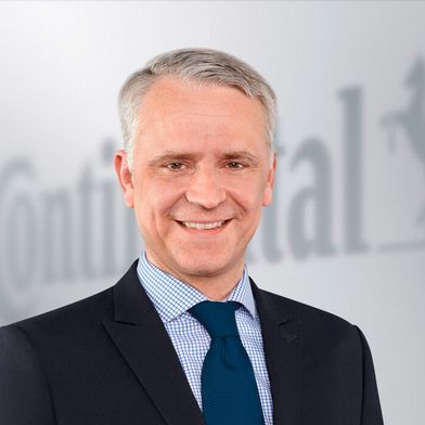 Philipp von Hirschheydt, Vorstandsmitglied von Continental und Leiter Automotive, zum neuerlichen Stellenabbau: „Wir investieren in den kommenden Jahren substanziell in Forschung und Entwicklung für neue Produkte und Systeme. Zugleich verbessern wir unsere Wettbewerbsstärke im Sinne unseres nachhaltigen Markterfolgs kontinuierlich.“ (Bild: Continental AG)