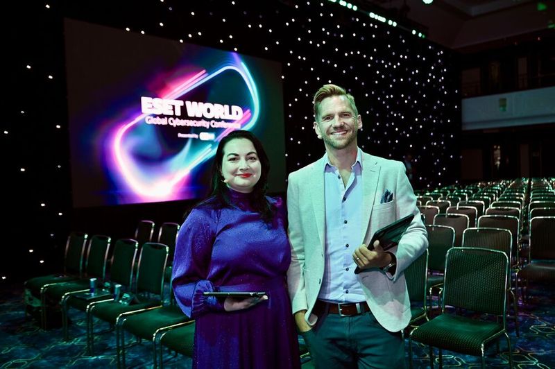 Die Moderatoren der Eset World 2026: Madina Lataria, Senior CSR Specialist bei Eset und Jake Moore, Global Cybersecurity Advisor bei Eset (Bild: Eset)