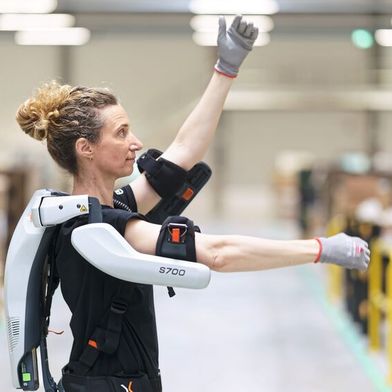 Das aktive Schulter-Exoskelett unterstützt die Träger elektropneumatisch mit zusätzlicher Kraft von bis zu fünf Kilogramm pro Arm bei Überkopfarbeiten. (Bild: U.I. Lapp)