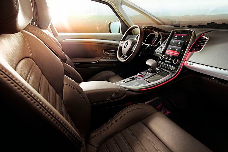 Hochwertige Materialien kennzeichnen den Innenraum. Dazu zählen bei der Ausstattungslinie Initiale Paris zum Beispiel Aluminium für die Umrandung der Mittelkonsole sowie Nappaleder für den Lenkradkranz und die Sitze. (Foto: Renault)