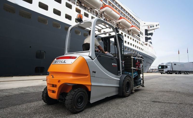 Macht auch im Hafen eine gute Figur, wenn es schwer wird: der Still-RX60-45-Elektrostapler mit einer Nenntragfähigkeit von 4500 kg. (Still)