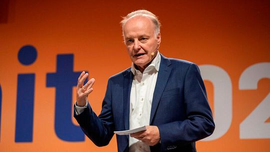 Die Elektro- und Digitalbranche verbüßt laut Zvei-Präsident Dr. Gunther Kegel Rückgänge bei allen relevanten Kennzahlen.(Bild:  Zvei/ Mark Bollhorst)