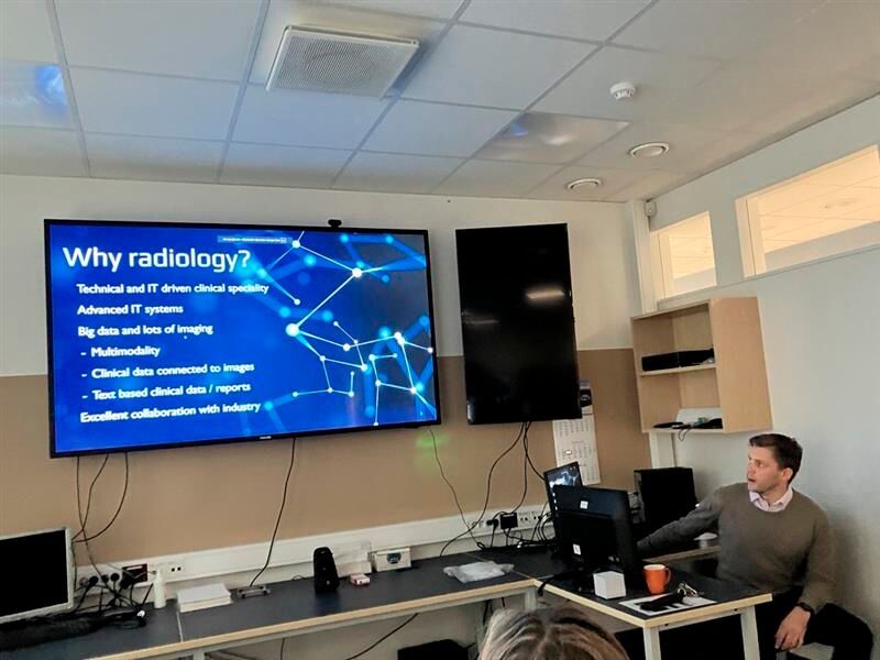 Die Radiologie ist heute stark Technologie- und IT-getrieben. Sie arbeitet mit hochentwickelten IT-Systemen, großen Datenmengen (Big Data), einer Vielzahl an Bildgebungsverfahren (Multimodalität) sowie umfangreichen Befunden und Reports. Zu den fünf zentralen Herausforderungen gehören: Diagnosefehler, Überlastung durch zu hohe Arbeitsvolumina, zunehmende Fallkomplexität, technologische Lücken und Zeitdruck. (Bild: © Serina Sonsalla)