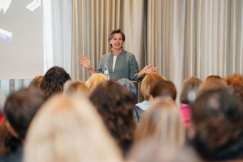 Über Männerdomänen, Masterpläne und mutiges Machen sprach Janka Kreißl (Dunkelblau) in ihrer (W)Inspiration Session. (Bild: Manuell Emme Fotografie)
